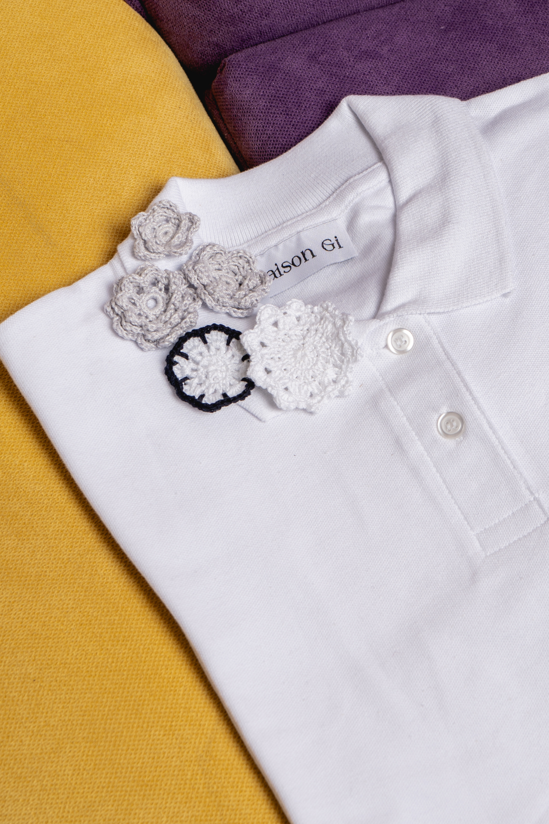 Polo in cotone con fiori