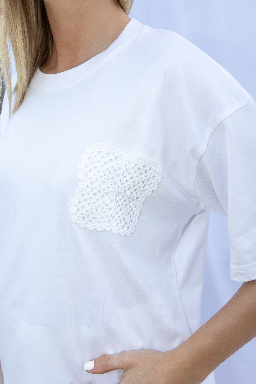 T-shirt bianca con taschino crochet