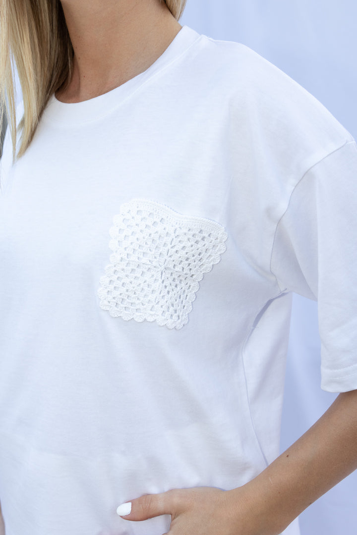 T-shirt bianca con taschino crochet