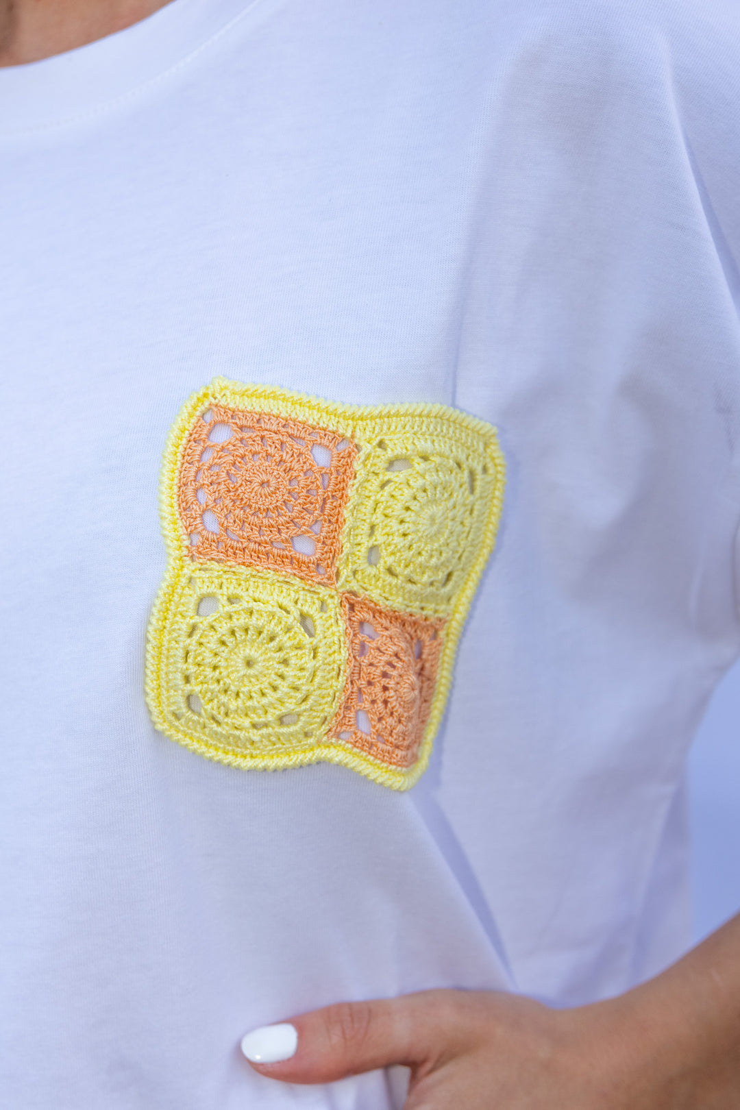 T-shirt bianca con taschino crochet