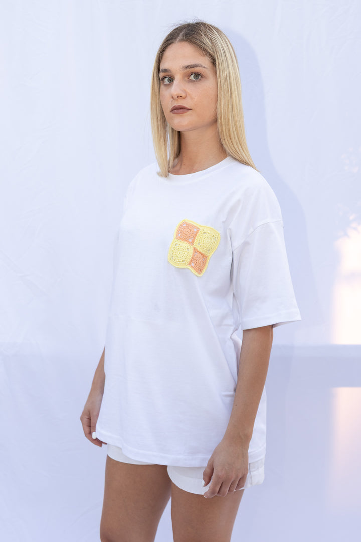 T-shirt bianca con taschino crochet