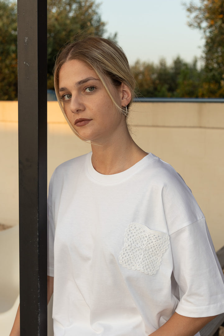 T-shirt bianca con taschino crochet
